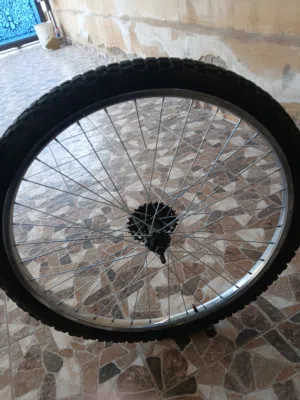 عجل جنط 26 كامل مع بلف جديد و كوشوك جديد مش مستخدمة غير اكم اسبوع ب 10 و فيه مجال اقرا الوصف