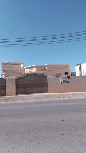 فرصة لا تتكرر مرتين ارض سكنية مميزة بمساحة كبيرة عليها منزل قائم في الخوض القديمة