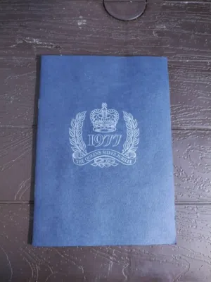 دفتر خاص بطوابع الملكة إليزابيث الثانية 1977 Queen Elizabeth II Silver Jubilee Total Oil Commemorati