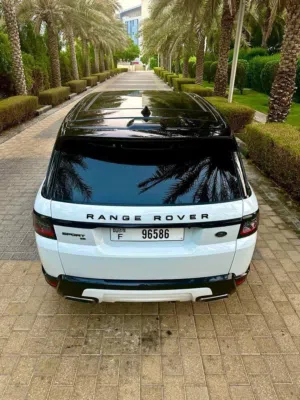 SUV Land Rover in Dubai