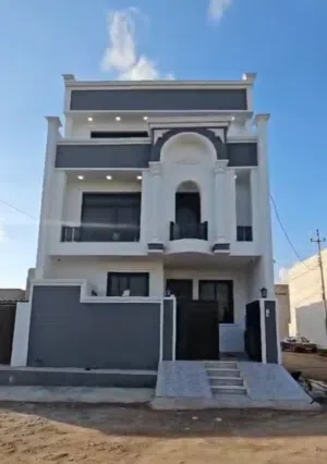 دار ركن مع حديقة