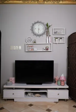 طاولة تلفزيون بيضاء كبيرة 170 سم — شبه جديدة