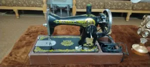 ماكنه خياطه معها طقم اكسسورات