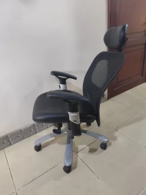 للبيع في عدن: كرسي مكتبي طبي (Ergonomic) بظهر شبكي وقاعدة معدنية صلبة
