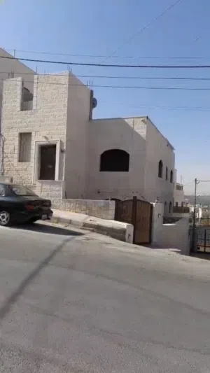 منزل مكون من 3 طوابق في أجمل مناطق حي عدن في جبل النصر للبيع