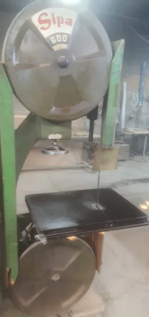 ماكنة نجارة ( منشار لولب )