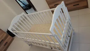 سرير طفل مع ملحقاته و مفرش خاص و اغطيه و لعبة، مستعمل لكن بحالة ممتازة ، اقرأ الوصف لمعرفة التفاصيل