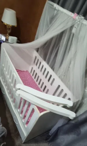 تخت اطفال ابيض بحاله الجديد