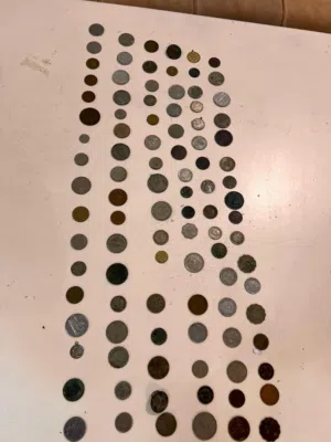 عملات فوق 100 عمله كلهم نوادر فيه عملات ايطاليات وليبيا وسعوديات وعراقيات وفرنسيات و امريكيات