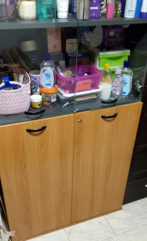 خزاين صالون تجميل  بحاله ممتازه