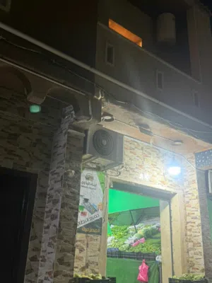 منزل متكون من تلاتة طوابق رأس حسن بالقرب من كباب عريبي يوجد بيه 2 محلات المسقوف الكلي 144