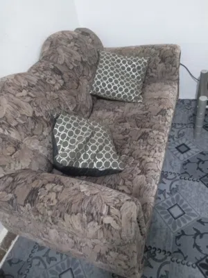 كنب للبيع باللون الرمادي