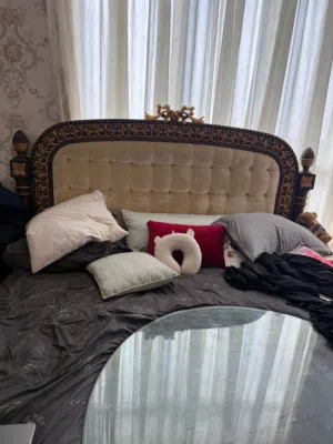 غرفه مصريه ديكور راقي وجميل والادرج مظيفه و مرتبه