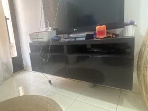 طاولة تلفزيون
