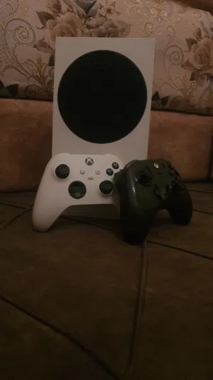 جهاز Xbox series s نظيف واستعمال خفيف يدين وفوق من 55+ مملوكة