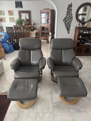 كرسيين استرخاء جلد مع مسند قدم – دوران كامل وحالة ممتازة