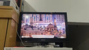 تلفزيون سامسونج مع ريسيفر استعمال خفيف واثنين ريموت ومع واير طويل للوصله