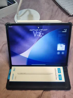ايباد m2 ذاكرة 256 مع قلم انكر ولاصق شاشة وكارتونة وشاحن