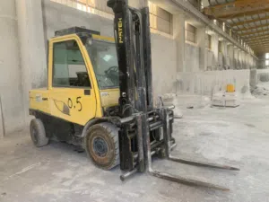 مزليق هيستر ( أربعة طن ونص )4 ذرعان كابينة مسكر وتكييف وراديو 2011