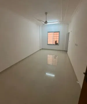 للإيجار:- شقة في الطابق الأول في العامرات المرحلة الأولى قريبة من عقبة شارع الجبل،