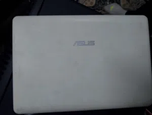 لابتوب بحاجة هارديسك. للبيع فقط 15