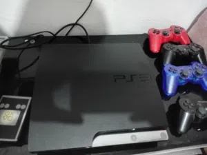 ps3 sliem بلايستشين 3 سليم  500 جيجا معدل+ اربع ايدين 2 منهم  اصليات و ثنين كوبي +اربع اشرطة