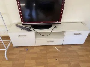 للبيع طاوله تلفزيون ومراي وتعليقت اواعي