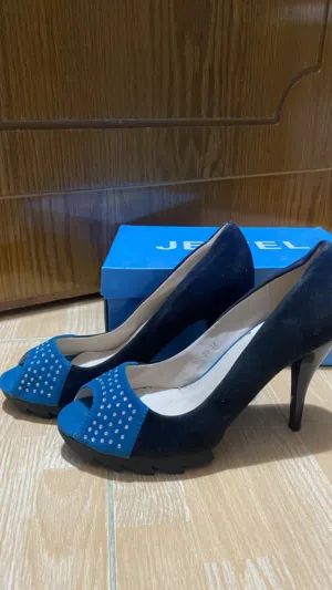 مجموعة كعوب نسائية أنيقة ومستعمله للبيع – أسعار رمزيه