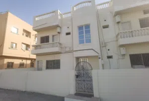 للإيجاربناية 4شقق كبيرة استراتيجي شارع الرفاع الرئيسي