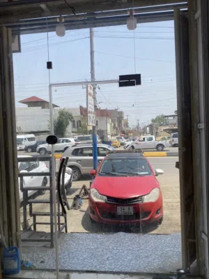 جام واجهة محل مع باب
