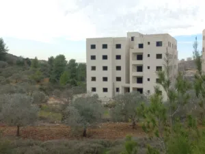 شقق للبيع قرب الشارع الرئيسي