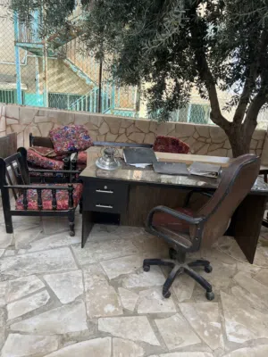 مكتب وكمبيوتر للبيع