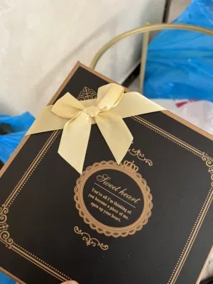 علب حلويات قويه وممتازه  وقواعد كيك  لون ذهبي حجمين كميه ممتازه عباره 100 حبه تقريبا  كراتين كيك 120