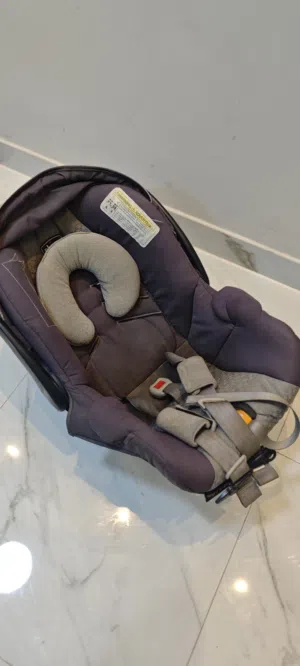 كرسي سيارة لرضع