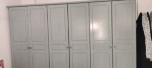 يوجد خزانة ملابس حطب صناعه بحرينيه بحاله ممتازة ونظيف سعر0 دينار 6ابواب