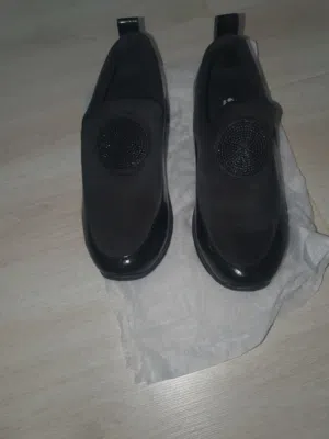حذاء رياضي للنساء مقاس 36