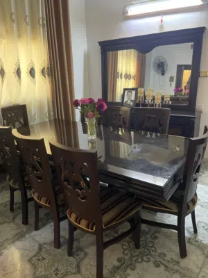 طاولة سفرة مع الملحق 8 مقاعد بحالة ممتازه خشب لاتيه وزان قشرة بلوط