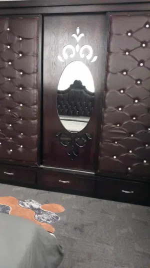 غرفة نوم ماستر خشب لاتيه. شبه جديده استخدام عرسان.  نزول ماركا خلف مخابز جواد مع البرادي و الموكيت ب