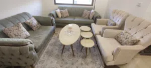 طقم كنب سبع مقاعد مع طقم طاولات
