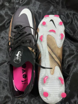 جوتي نايك اصلي صنع في اندنوسيا مقاس 45.5 جديد لم يستعمل سبب البيع المقاس كبير