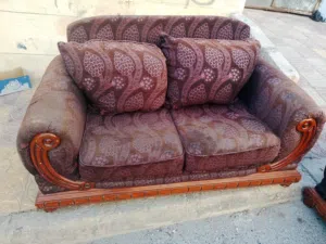 طقم كنب سبع مقاعد خشب سويد بحالة ممتازة بحاجة إلى تنظيف فقط