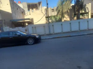 دار سكني متكون من دارين متناضرتين متلاصقتين في منطقة الجزائر في الفرع المقابل لمسجد الموسوي الكبير