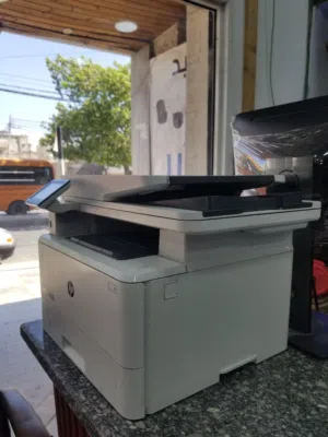 طابعة hp طابعة ليزر متعددة الوظائف من نوع HP LaserJet Pro MFP M426fdw. وهي طابعة متطورة مخصصة للأعم