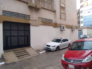 مبنى من ثلاث طوابق في البركة يفصله شارع عن شارع جمال