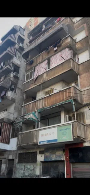 5 شقق ومحل كبير للبيع