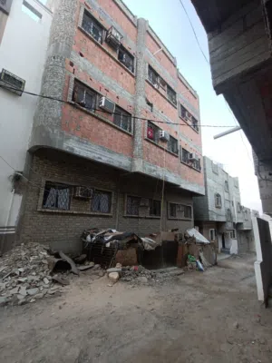 عمارة سكنية مكونة من ثلاثة طوابق للبيع بسعر عرطة
