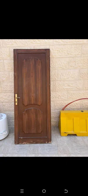 أبواب خشب صولد بحاله ممتازه مع الحلق ومع الايادي والزرافيل عددهم 2لا يوجد فيهم أي خدوش او كسور