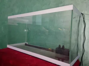 حوض سمك (90 سم) للبيع .