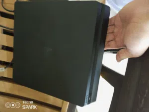 جهاز PS4 سلم 500g بحالة جديدة استخدام قليل جدا