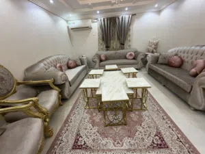 كنب مع الطاولات والسجاد